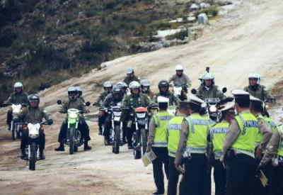 Kunjungan kerja Jokowi di papua naik Motor Trail di Rajia Polisi